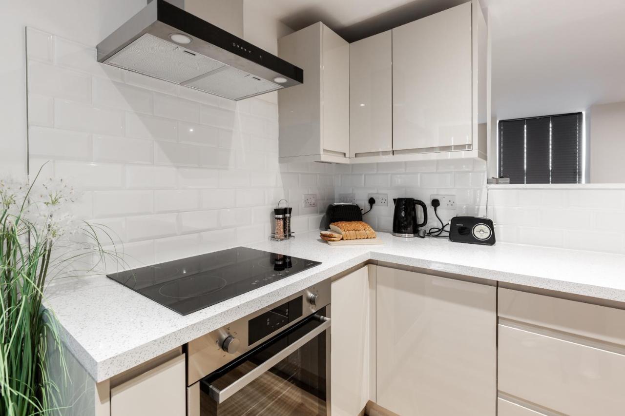 Victoria Place - 3-bed Apartment, Parking, Wi-fi * Hyde