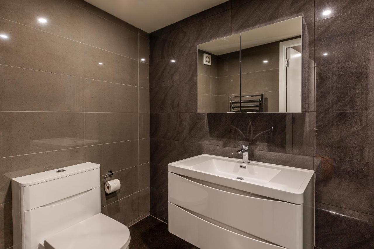Victoria Place - 3-bed Apartment, Parking, Wi-fi * Hyde